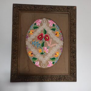 Cadre ancien bois broderie