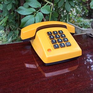 Téléphone jouet jaune
