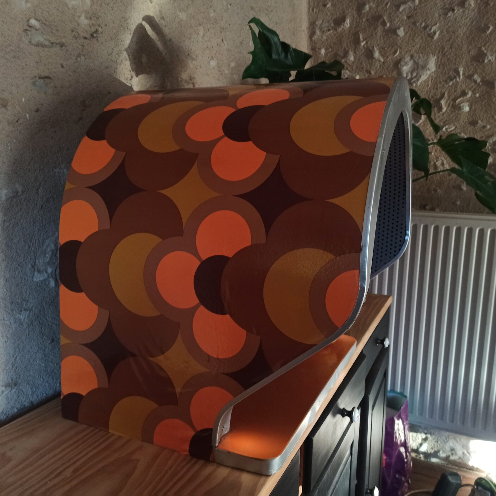 Cabine téléphonique orange