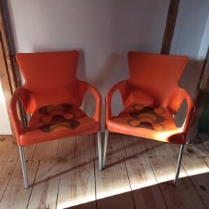 Fauteuils orange plastique