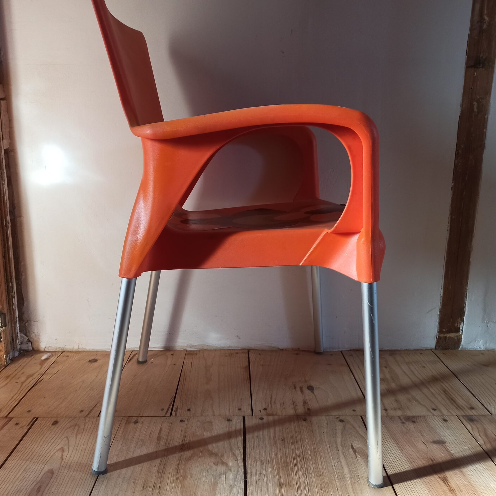 Fauteuils orange plastique – Image 6