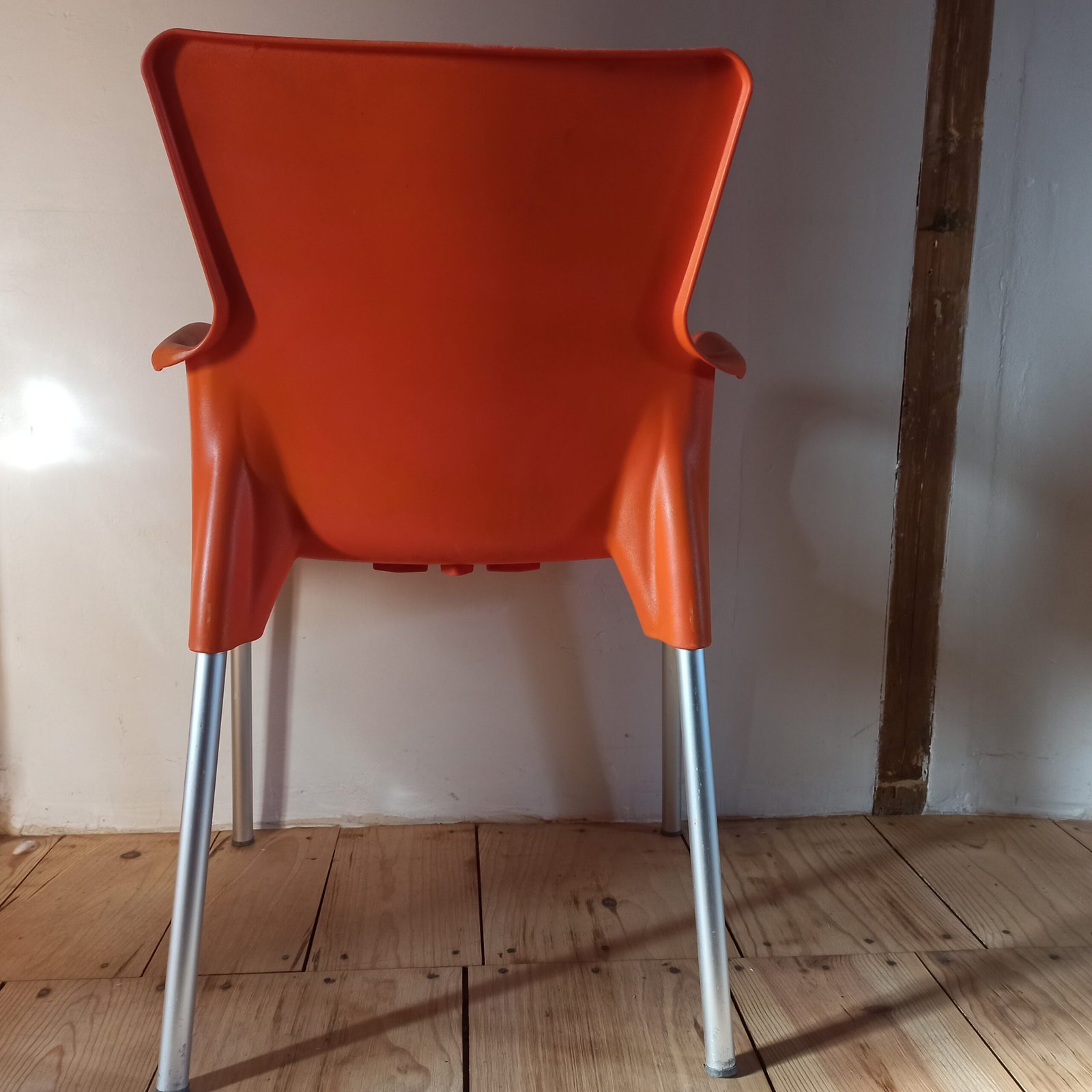 Fauteuils orange plastique – Image 7